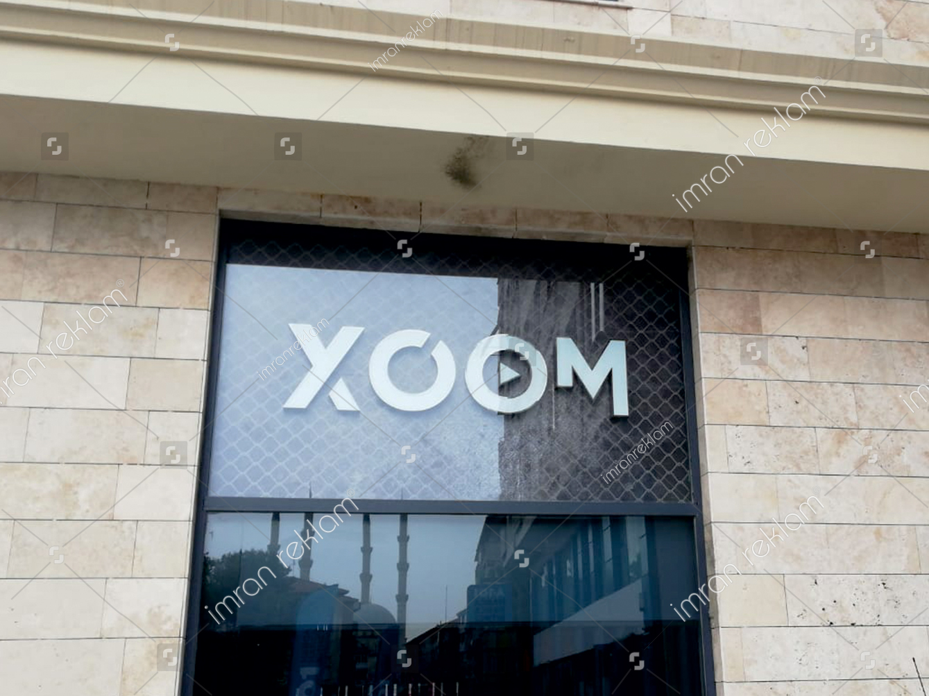 cam-arkasina-krom-harfli-tabela-uygulamasi