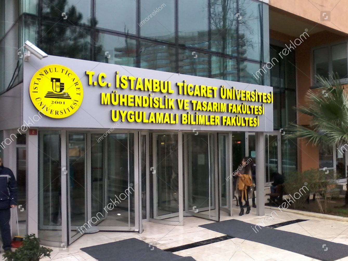 Ticaret üniversitesi kutu harfli tabela