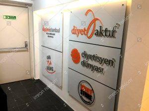 diş-kliniği-ve-diyetisyen-pleksi-kapı-tabelası