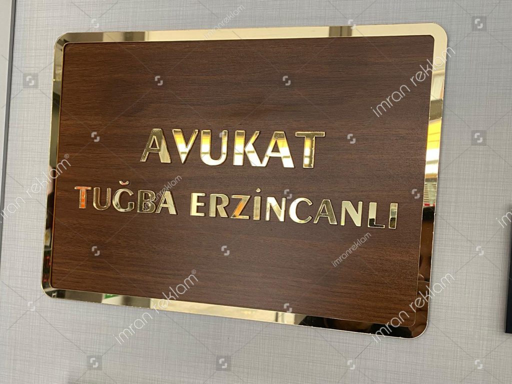 Ahşap zeminli pleksi harfli tabela