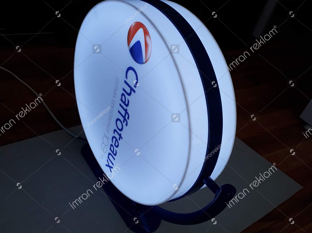 Beyaz ışıklı yuvarlak tabela