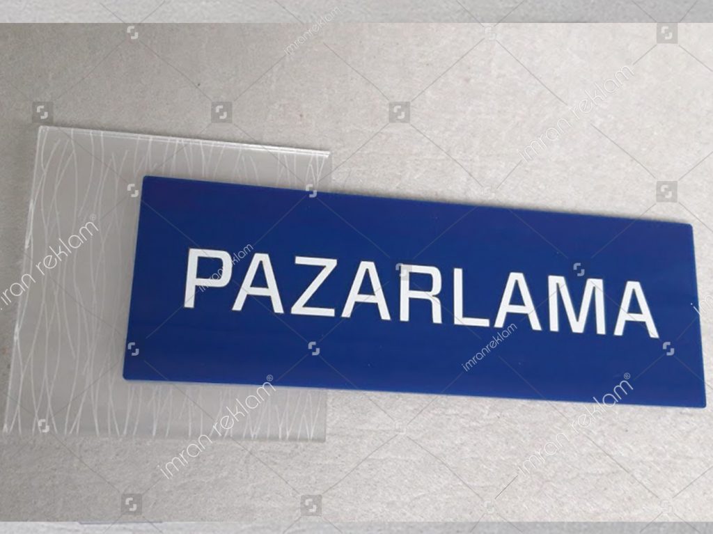 Pazarlama kapı isimlik tabelası