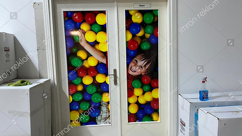 Oyun alanı Kapı camına folyo kaplama