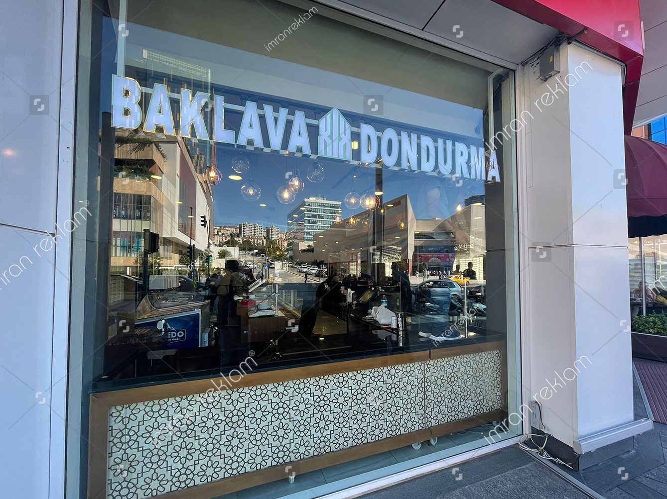 tavandan-monteli--baklava-dondurma-tabelası