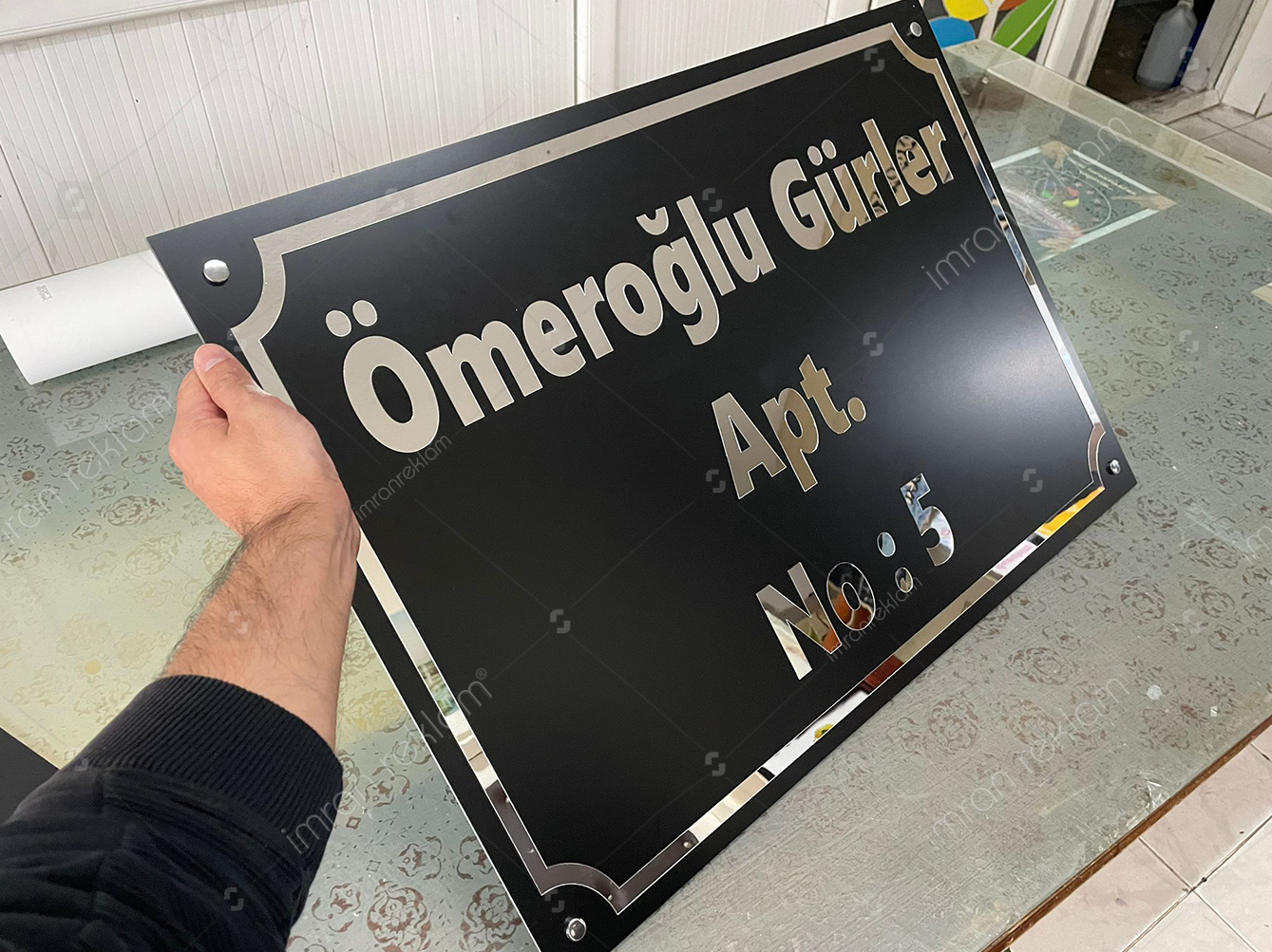 Gümüş parlak pleksi harfli Apartman Tabelası