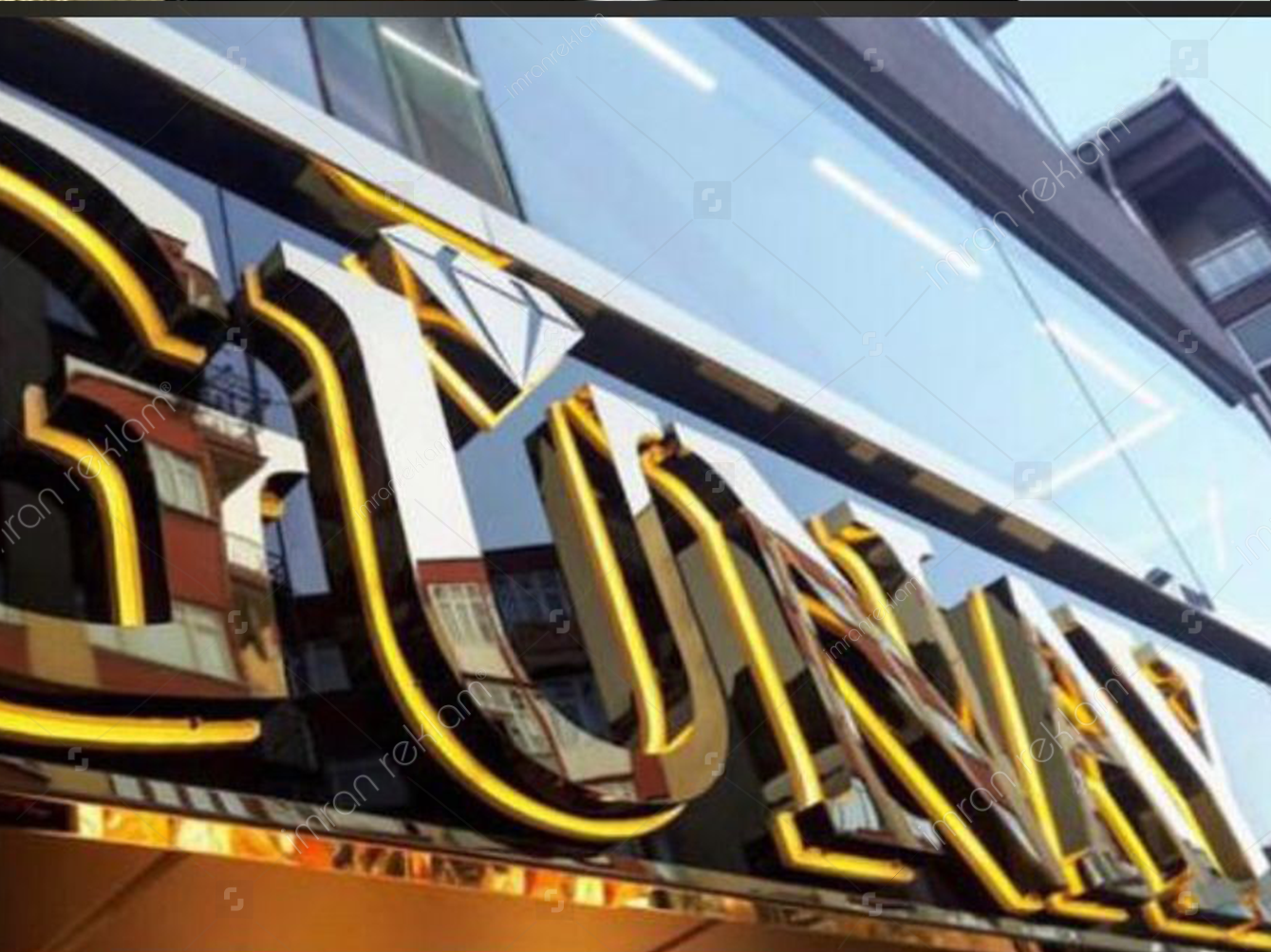 Gün ışığı aydınlatmalı krom harfli tabela